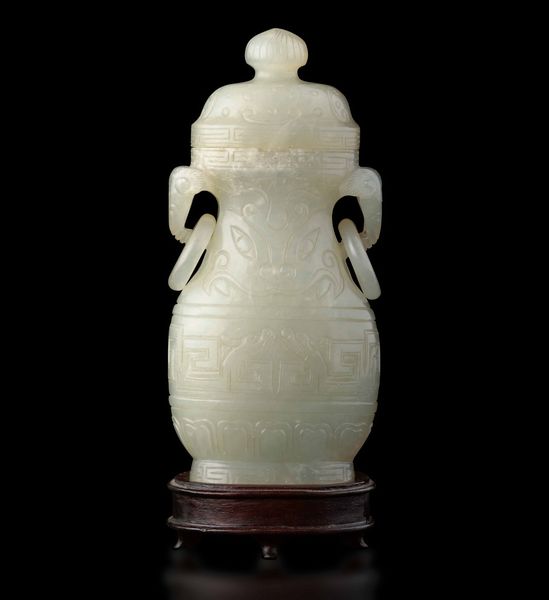Piccolo vaso scolpito in giada bianca con coperchio, anse ad anello e decori incisi d'ispirazione arcaica, Cina, Dinastia Qing, XIX secolo  - Asta Fine chinese works of art - Associazione Nazionale - Case d'Asta italiane