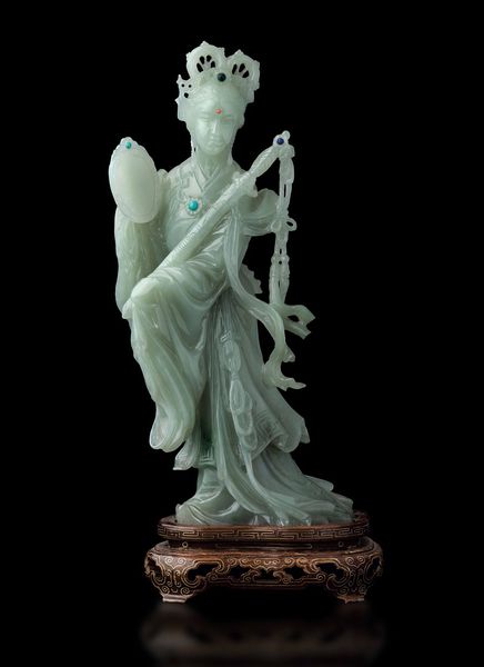 Figura di fanciulla con specchio e spada scolpita in giada Celadon e innesti di pietre dure, Cina, XX secolo  - Asta Fine chinese works of art - Associazione Nazionale - Case d'Asta italiane