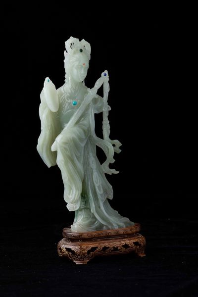 Figura di fanciulla con specchio e spada scolpita in giada Celadon e innesti di pietre dure, Cina, XX secolo  - Asta Fine chinese works of art - Associazione Nazionale - Case d'Asta italiane