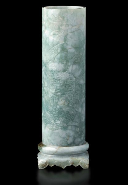 Vaso cilindrico scolpito in giadeite con figura di drago incisa, Cina, Dinastia Qing, XIX secolo  - Asta Fine chinese works of art - Associazione Nazionale - Case d'Asta italiane
