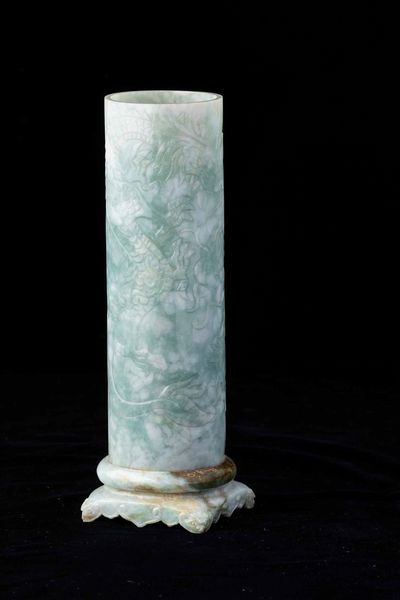 Vaso cilindrico scolpito in giadeite con figura di drago incisa, Cina, Dinastia Qing, XIX secolo  - Asta Fine chinese works of art - Associazione Nazionale - Case d'Asta italiane