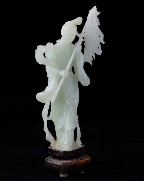 Figura di fanciulla con stendardo scolpita in giada bianca, Cina, Repubblica, XX secolo  - Asta Fine chinese works of art - Associazione Nazionale - Case d'Asta italiane