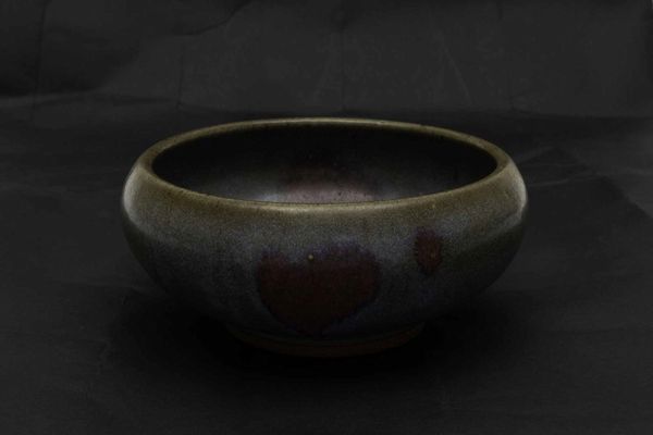 Coppa in porcellana Jun con smalto nei toni del celeste e colpi di viola, Cina, Dinastia Ming, XVII secolo  - Asta Fine chinese works of art - Associazione Nazionale - Case d'Asta italiane