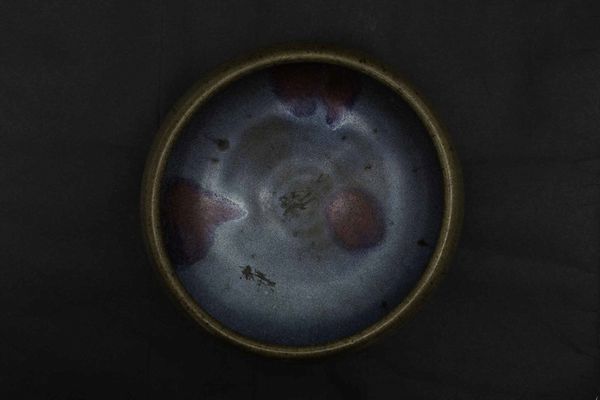 Coppa in porcellana Jun con smalto nei toni del celeste e colpi di viola, Cina, Dinastia Ming, XVII secolo  - Asta Fine chinese works of art - Associazione Nazionale - Case d'Asta italiane