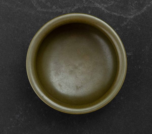 Ciotola in porcellana Longquan color oliva, Cina, Dinastia Qing, XIX secolo  - Asta Fine chinese works of art - Associazione Nazionale - Case d'Asta italiane