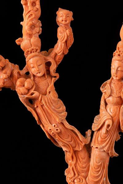 Ramo finemente scolpito in corallo raffigurante fanciulle con bambino, Cina, inizi XX secolo  - Asta Fine chinese works of art - Associazione Nazionale - Case d'Asta italiane