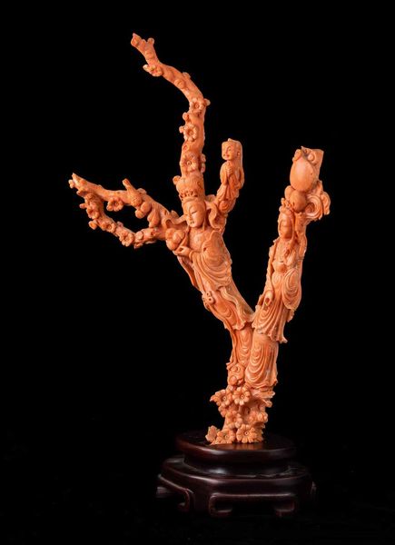 Ramo finemente scolpito in corallo raffigurante fanciulle con bambino, Cina, inizi XX secolo  - Asta Fine chinese works of art - Associazione Nazionale - Case d'Asta italiane