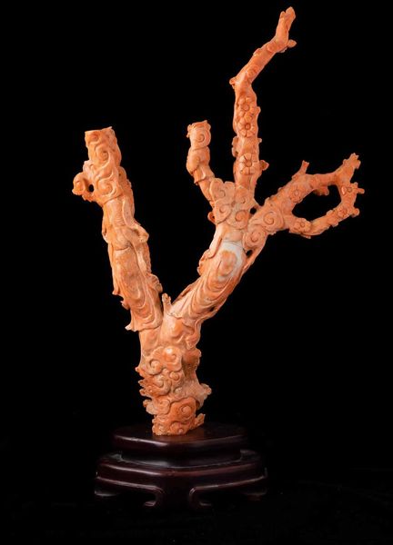 Ramo finemente scolpito in corallo raffigurante fanciulle con bambino, Cina, inizi XX secolo  - Asta Fine chinese works of art - Associazione Nazionale - Case d'Asta italiane