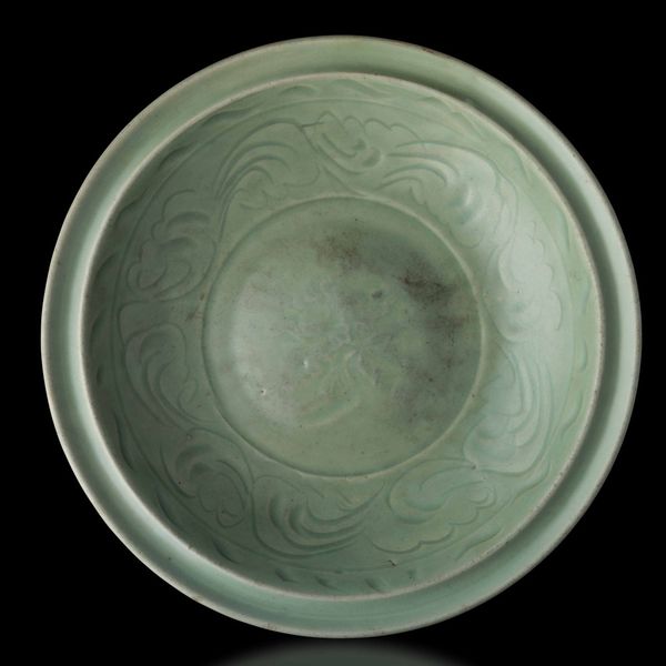 Piatto in porcellana Longquan color Celadon con decori vegetali, Cina, Dinastia Ming, XVII secolo  - Asta Fine chinese works of art - Associazione Nazionale - Case d'Asta italiane