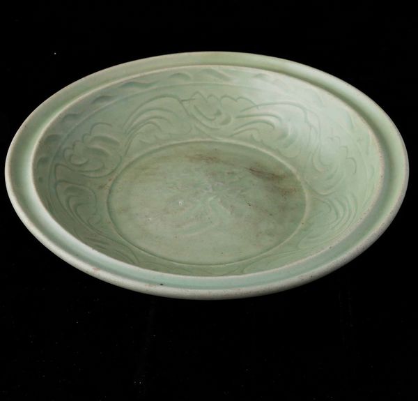 Piatto in porcellana Longquan color Celadon con decori vegetali, Cina, Dinastia Ming, XVII secolo  - Asta Fine chinese works of art - Associazione Nazionale - Case d'Asta italiane