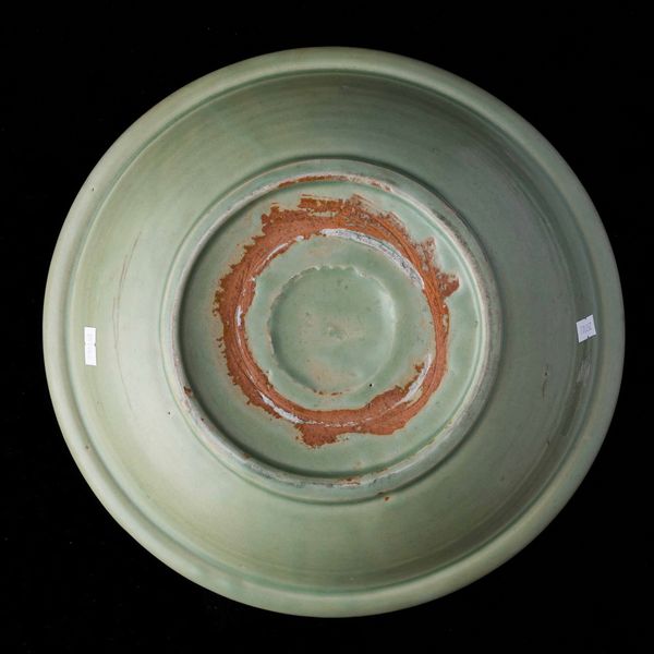 Piatto in porcellana Longquan color Celadon con decori vegetali, Cina, Dinastia Ming, XVII secolo  - Asta Fine chinese works of art - Associazione Nazionale - Case d'Asta italiane