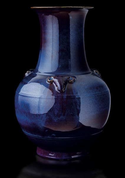 Grande e raro vaso in porcellana flamb� sui toni del viola e dell'azzurro con mascheroni, Cina, Dinastia Qing, marca e del periodo Qianlong (1736-1796)  - Asta Fine chinese works of art - Associazione Nazionale - Case d'Asta italiane