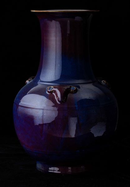 Grande e raro vaso in porcellana flamb� sui toni del viola e dell'azzurro con mascheroni, Cina, Dinastia Qing, marca e del periodo Qianlong (1736-1796)  - Asta Fine chinese works of art - Associazione Nazionale - Case d'Asta italiane