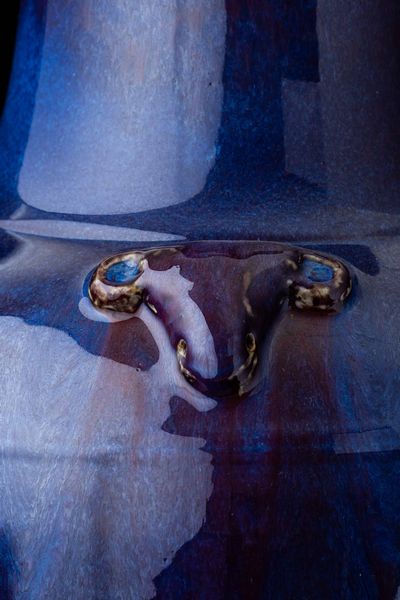 Grande e raro vaso in porcellana flamb� sui toni del viola e dell'azzurro con mascheroni, Cina, Dinastia Qing, marca e del periodo Qianlong (1736-1796)  - Asta Fine chinese works of art - Associazione Nazionale - Case d'Asta italiane