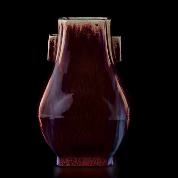 Vaso Fang Hu in porcellana flamb� sui toni del sangue di bue, del viola e dell'azzurro, Cina, Dinastia Qing, XIX secolo  - Asta Fine chinese works of art - Associazione Nazionale - Case d'Asta italiane
