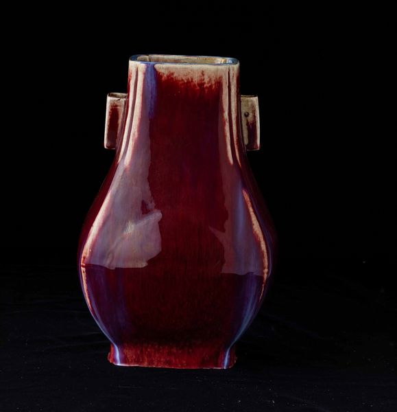 Vaso Fang Hu in porcellana flamb� sui toni del sangue di bue, del viola e dell'azzurro, Cina, Dinastia Qing, XIX secolo  - Asta Fine chinese works of art - Associazione Nazionale - Case d'Asta italiane