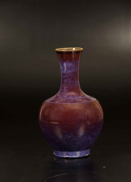 Vaso a bottiglia in porcellana flamb� sui toni del sangue di bue e del viola, Cina, Dinastia Qing, epoca Guangxu (1875-1908)  - Asta Fine chinese works of art - Associazione Nazionale - Case d'Asta italiane