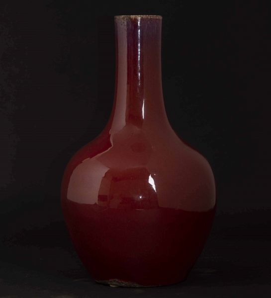 Vaso a bottiglia in porcellana monocroma color sangue di bue, Cina, Dinastia Qing, XIX secolo  - Asta Fine chinese works of art - Associazione Nazionale - Case d'Asta italiane