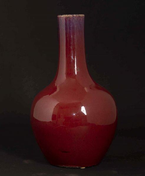 Vaso a bottiglia in porcellana monocroma color sangue di bue, Cina, Dinastia Qing, XIX secolo  - Asta Fine chinese works of art - Associazione Nazionale - Case d'Asta italiane