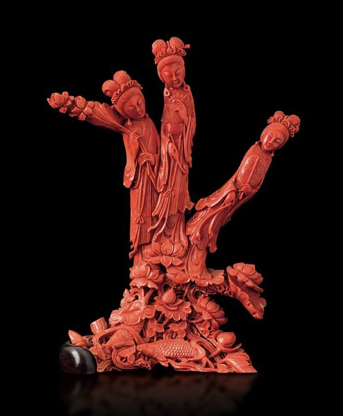 Gruppo finemente scolpito in corallo raffigurante tre fanciulle con fiori e pesci, Cina, inizi XX secolo  - Asta Fine chinese works of art - Associazione Nazionale - Case d'Asta italiane