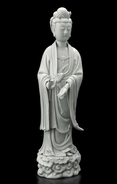 Figura di Guanyin stante in porcellana Blanc de Chine, Dehua, Cina, Dinastia Qing, epoca Qianlong (1736-1796)  - Asta Fine chinese works of art - Associazione Nazionale - Case d'Asta italiane
