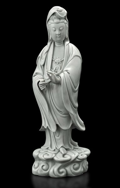 Figura di Guanyin stante con scroll in porcellana Blanc de Chine, Dehua, Cina, Dinastia Qing, epoca Qianlong (1736-1796)  - Asta Fine chinese works of art - Associazione Nazionale - Case d'Asta italiane
