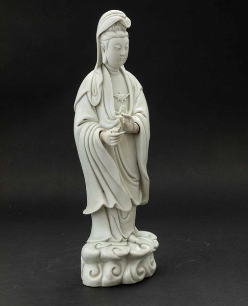 Figura di Guanyin stante con scroll in porcellana Blanc de Chine, Dehua, Cina, Dinastia Qing, epoca Qianlong (1736-1796)  - Asta Fine chinese works of art - Associazione Nazionale - Case d'Asta italiane