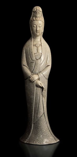 Figura di Guanyin stante in porcellana Guan, Cina, Dinastia Qing, XIX secolo  - Asta Fine chinese works of art - Associazione Nazionale - Case d'Asta italiane