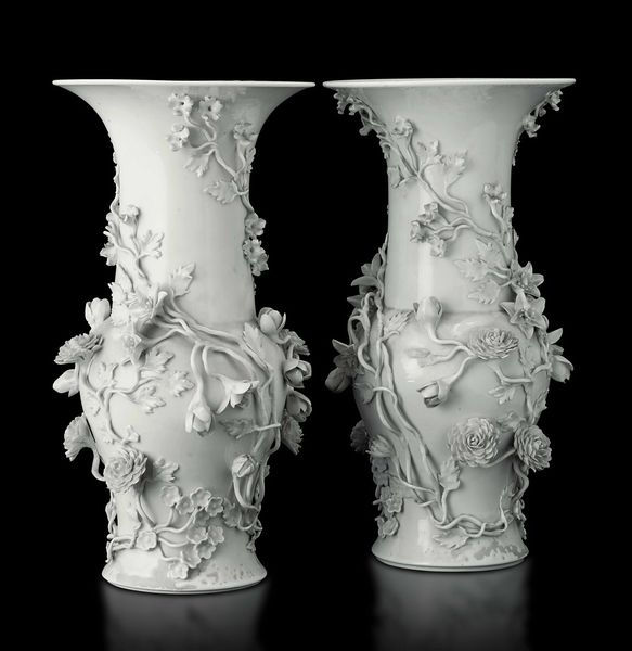 Coppia di vasi in porcellana Blanc de Chine con decori floreali a rilievo, Cina, Dinastia Qing, XIX secolo  - Asta Fine chinese works of art - Associazione Nazionale - Case d'Asta italiane