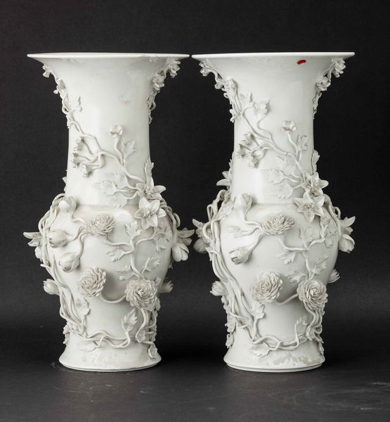 Coppia di vasi in porcellana Blanc de Chine con decori floreali a rilievo, Cina, Dinastia Qing, XIX secolo  - Asta Fine chinese works of art - Associazione Nazionale - Case d'Asta italiane