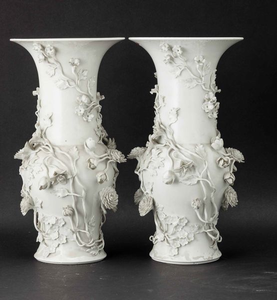 Coppia di vasi in porcellana Blanc de Chine con decori floreali a rilievo, Cina, Dinastia Qing, XIX secolo  - Asta Fine chinese works of art - Associazione Nazionale - Case d'Asta italiane