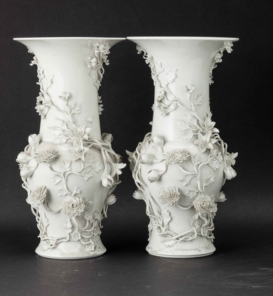 Coppia di vasi in porcellana Blanc de Chine con decori floreali a rilievo, Cina, Dinastia Qing, XIX secolo  - Asta Fine chinese works of art - Associazione Nazionale - Case d'Asta italiane