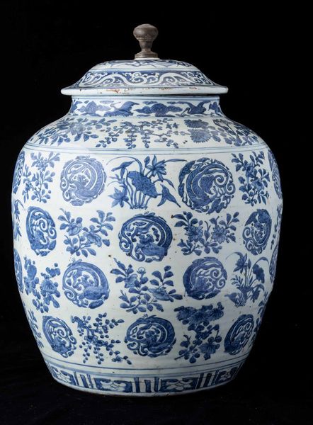Grande potiche in porcellana bianca e blu con decori floreali e motivi naturalistici, Cina, Dinastia Qing, epoca Wanli (1573-1619)  - Asta Fine chinese works of art - Associazione Nazionale - Case d'Asta italiane