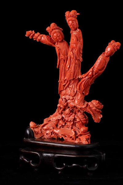 Gruppo finemente scolpito in corallo raffigurante tre fanciulle con fiori e pesci, Cina, inizi XX secolo  - Asta Fine chinese works of art - Associazione Nazionale - Case d'Asta italiane