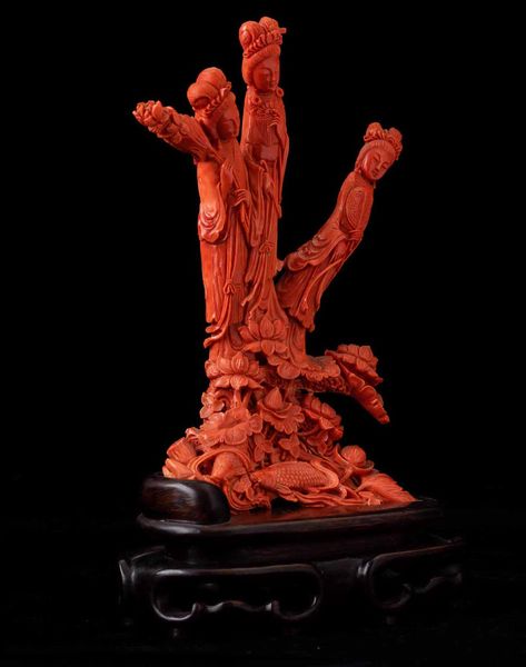 Gruppo finemente scolpito in corallo raffigurante tre fanciulle con fiori e pesci, Cina, inizi XX secolo  - Asta Fine chinese works of art - Associazione Nazionale - Case d'Asta italiane