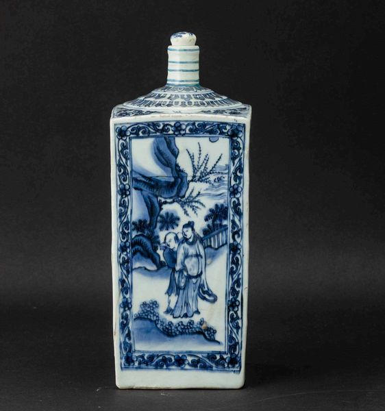 Bottiglia in porcellana bianca e blu con figure di saggi entro paesaggio, Cina, Dinastia Qing, epoca Shunzhi (1644-1661)  - Asta Fine chinese works of art - Associazione Nazionale - Case d'Asta italiane