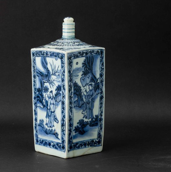 Bottiglia in porcellana bianca e blu con figure di saggi entro paesaggio, Cina, Dinastia Qing, epoca Shunzhi (1644-1661)  - Asta Fine chinese works of art - Associazione Nazionale - Case d'Asta italiane