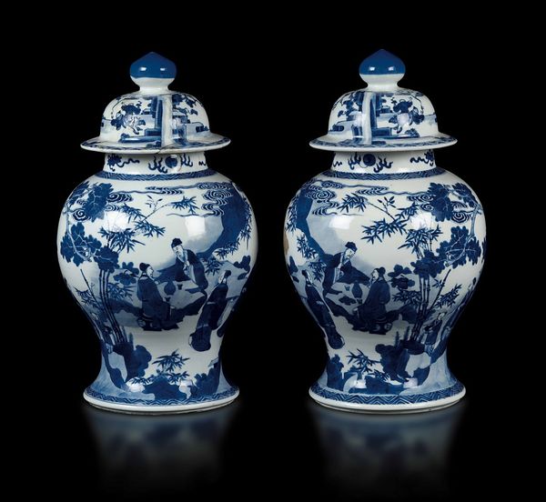 Coppia di potiches in porcellana bianca e blu con raffigurazione di saggi entro paesaggio, Cina, Dinastia Qing, epoca Kangxi (1662-1722)  - Asta Fine chinese works of art - Associazione Nazionale - Case d'Asta italiane