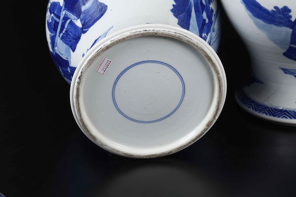 Coppia di potiches in porcellana bianca e blu con raffigurazione di saggi entro paesaggio, Cina, Dinastia Qing, epoca Kangxi (1662-1722)  - Asta Fine chinese works of art - Associazione Nazionale - Case d'Asta italiane