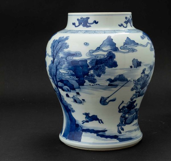 Vaso in porcellana bianca e blu con figure di cavalieri entro paesaggio e simboli taoisti, Cina, Dinastia Qing, epoca Kangxi (1662-1722)  - Asta Fine chinese works of art - Associazione Nazionale - Case d'Asta italiane