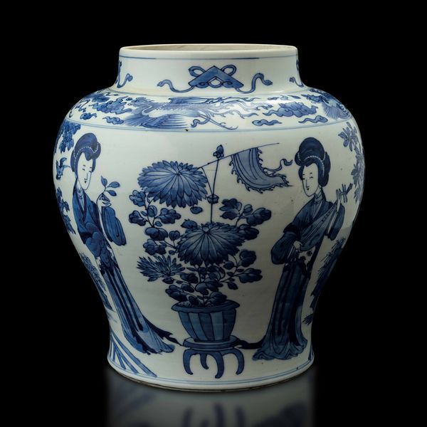 Vaso in porcellana bianca e blu con figure di fanciulle e simboli taoisti, Cina, Dinastia Qing, epoca Kangxi (1662-1722)  - Asta Fine chinese works of art - Associazione Nazionale - Case d'Asta italiane