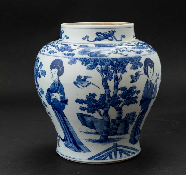 Vaso in porcellana bianca e blu con figure di fanciulle e simboli taoisti, Cina, Dinastia Qing, epoca Kangxi (1662-1722)  - Asta Fine chinese works of art - Associazione Nazionale - Case d'Asta italiane