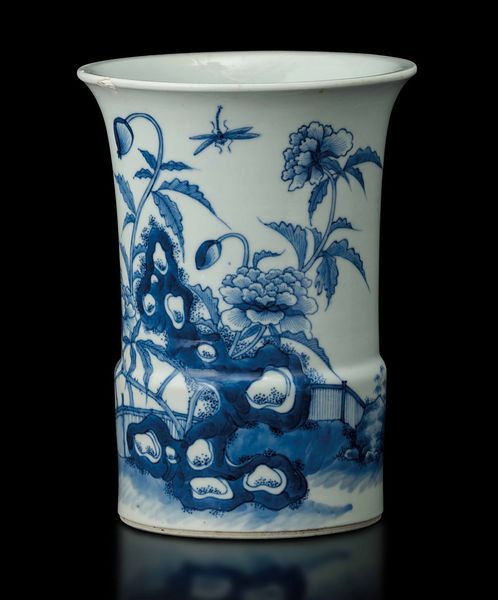Vaso a tromba in porcellana bianca e blu con decoro naturalistico, Cina, Dinastia Qing, epoca Kangxi (1662-1722)  - Asta Fine chinese works of art - Associazione Nazionale - Case d'Asta italiane