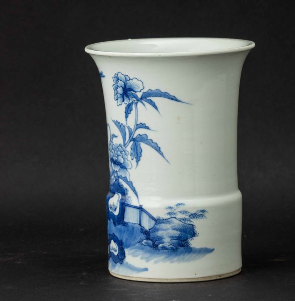 Vaso a tromba in porcellana bianca e blu con decoro naturalistico, Cina, Dinastia Qing, epoca Kangxi (1662-1722)  - Asta Fine chinese works of art - Associazione Nazionale - Case d'Asta italiane