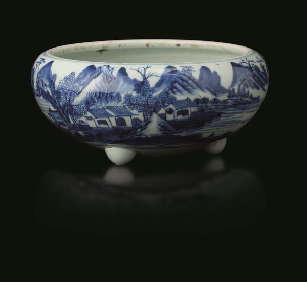 Incensiere tripode in porcellana bianca e blu con raffigurazione di paesaggio, Cina, Dinastia Qing, epoca Kangxi (1662-1722)  - Asta Fine chinese works of art - Associazione Nazionale - Case d'Asta italiane