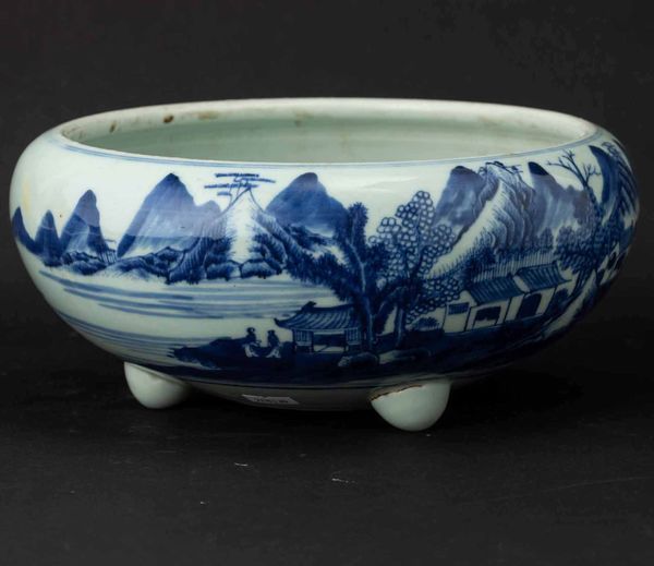 Incensiere tripode in porcellana bianca e blu con raffigurazione di paesaggio, Cina, Dinastia Qing, epoca Kangxi (1662-1722)  - Asta Fine chinese works of art - Associazione Nazionale - Case d'Asta italiane