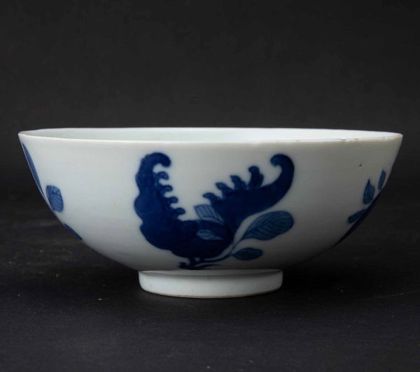 Ciotolina in porcellana bianca e blu con decori a melograno e simboli taoisti, Cina, Dinastia Qing, epoca Kangxi (1662-1722)  - Asta Fine chinese works of art - Associazione Nazionale - Case d'Asta italiane