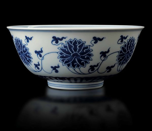 Ciotola in porcellana bianca e blu con decori di fiori di loto, Cina, Dinastia Qing, marca e del periodo Guangxu (1875-1908)  - Asta Fine chinese works of art - Associazione Nazionale - Case d'Asta italiane
