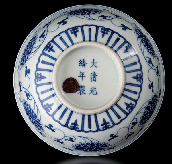 Ciotola in porcellana bianca e blu con decori di fiori di loto, Cina, Dinastia Qing, marca e del periodo Guangxu (1875-1908)  - Asta Fine chinese works of art - Associazione Nazionale - Case d'Asta italiane