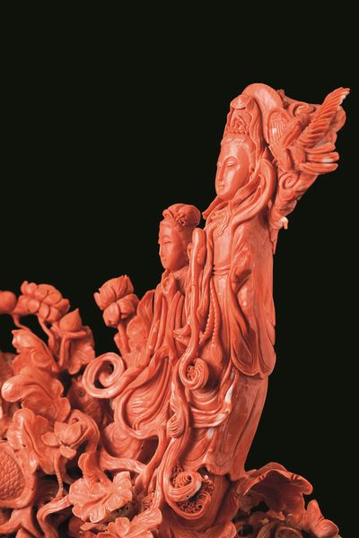 Grande gruppo finemente scolpito in corallo raffigurante Guanyin con ancella e pesci tra i flutti, Cina, inizi XX secolo  - Asta Fine chinese works of art - Associazione Nazionale - Case d'Asta italiane
